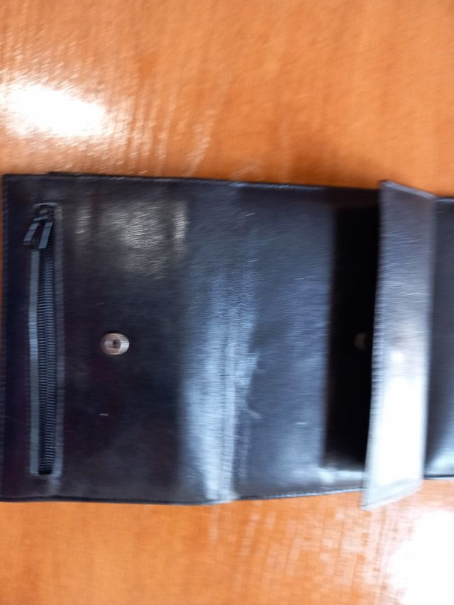 Cartera duch piel negra .Muy mona , práctica.