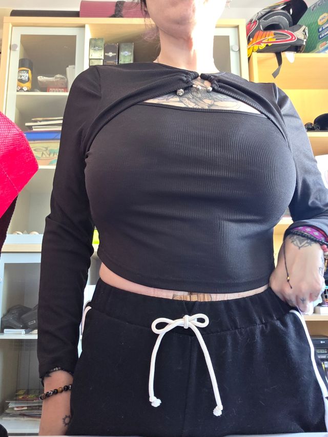 Top negro con abertura