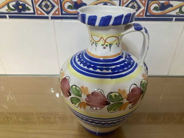 Jarrón cerámico azul y blanco