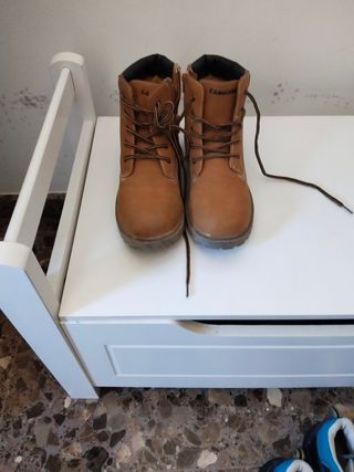 Botas montaña T-36 marca 36.
En buen estado 