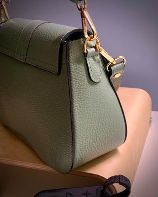 Bolso verde de piel italiana con cierre dorado