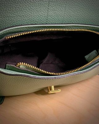 Bolso verde de piel italiana con cierre dorado