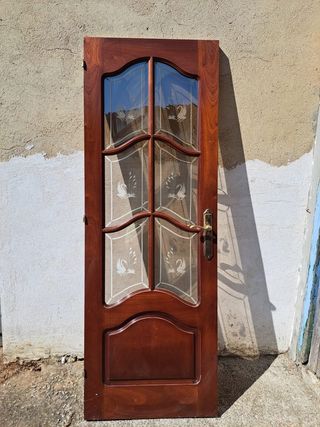Puerta madera maciza con cristal