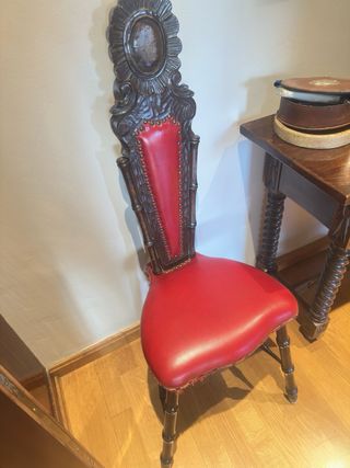 Sillas antiguas de madera y cuero