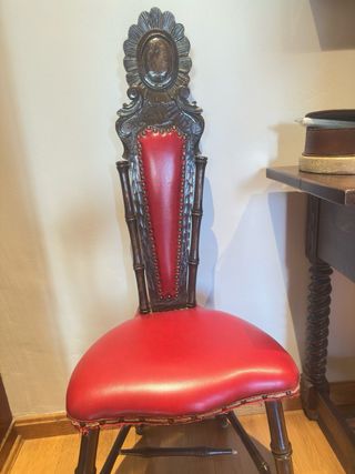Sillas antiguas de madera y cuero