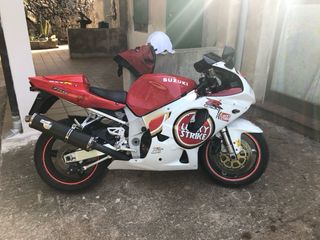 Suzuki GSXR 750cc - Moto roja y blanca Luky Strike