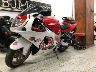Suzuki GSXR 750cc - Moto roja y blanca Luky Strike