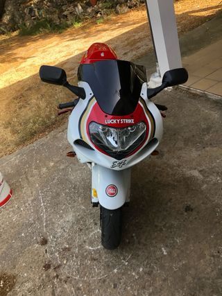 Suzuki GSXR 750cc - Moto roja y blanca Luky Strike