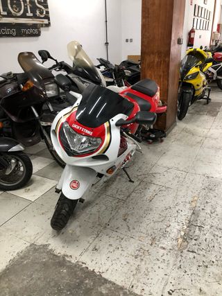 Suzuki GSXR 750cc - Moto roja y blanca Luky Strike