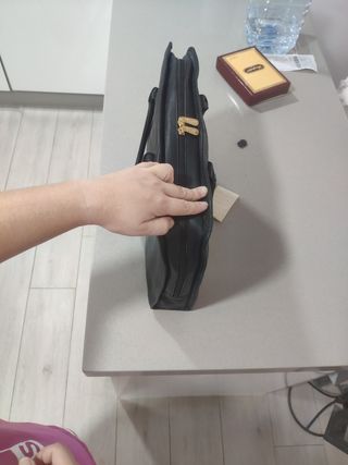 Bolso negro de piel para ordenador portátil