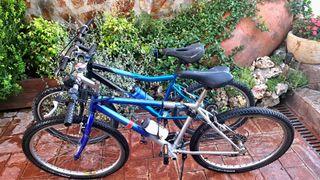 Bicicleta de montaña tamaño mediano.