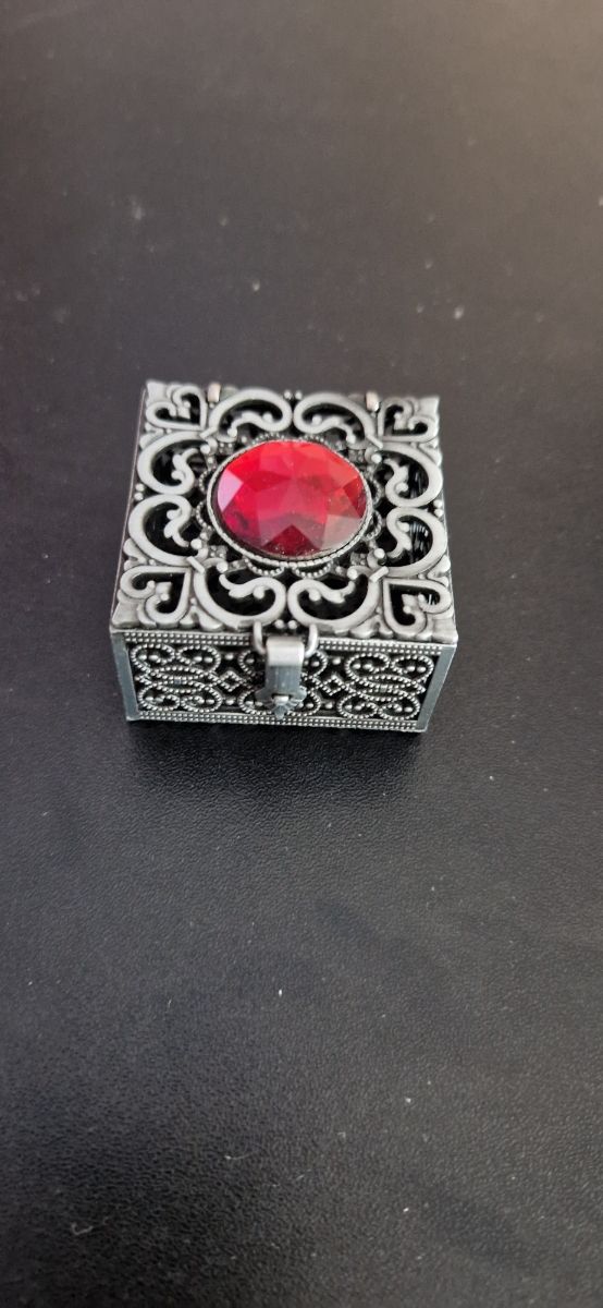 Joyero rojo y plateado