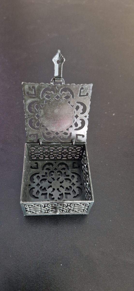 Joyero rojo y plateado