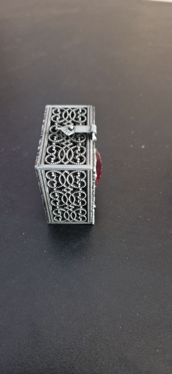 Joyero rojo y plateado