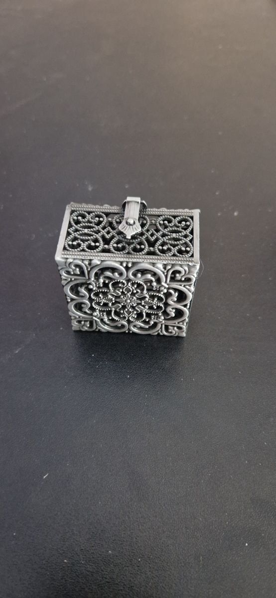 Joyero rojo y plateado