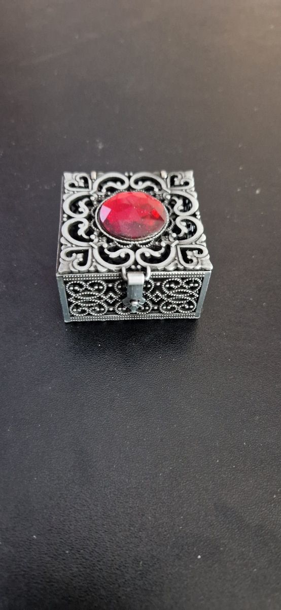 Joyero rojo y plateado