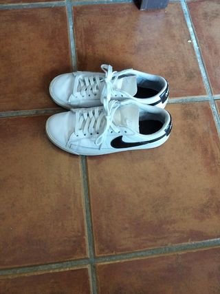 Zapatillas Nike blancas y negras