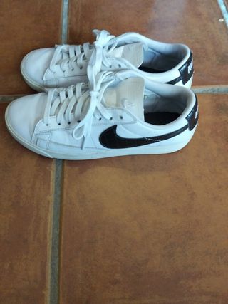 Zapatillas Nike blancas y negras