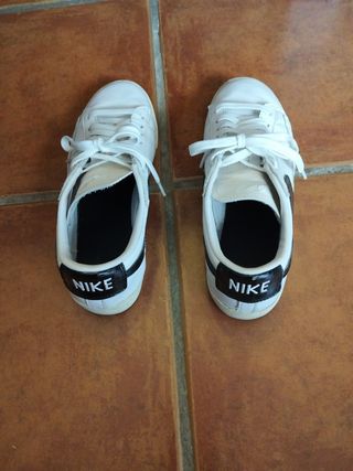 Zapatillas Nike blancas y negras