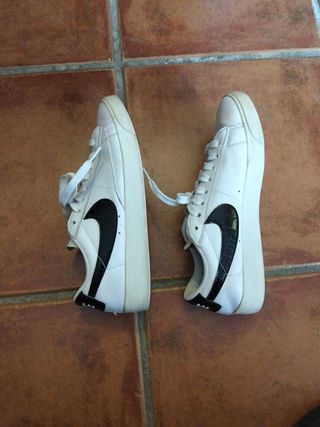 Zapatillas Nike blancas y negras