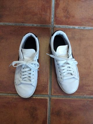 Zapatillas Nike blancas y negras