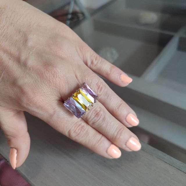 Anillo multicolor con piedras preciosas