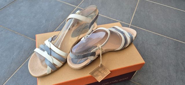 Sandalias Pikolinos blancas y grises