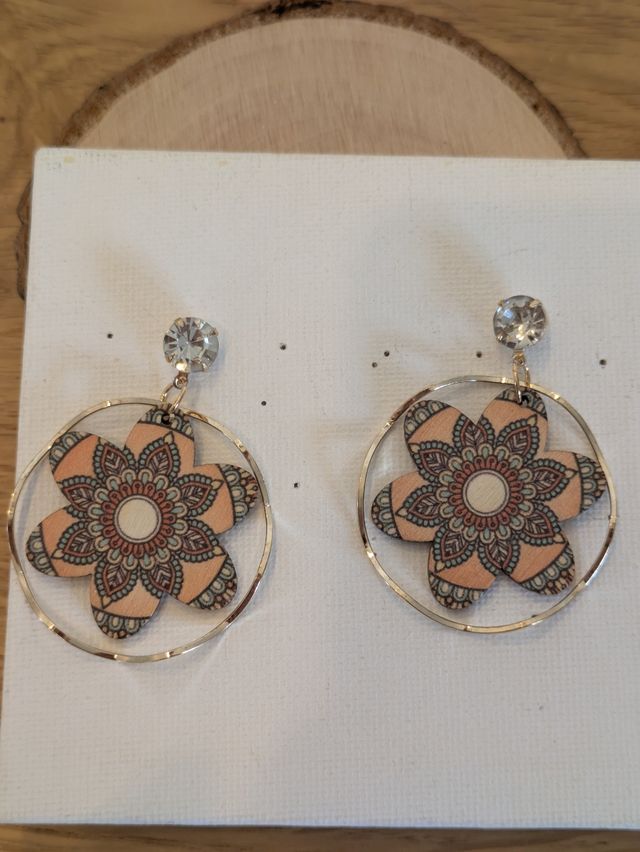 Pendientes madera dorados - florales