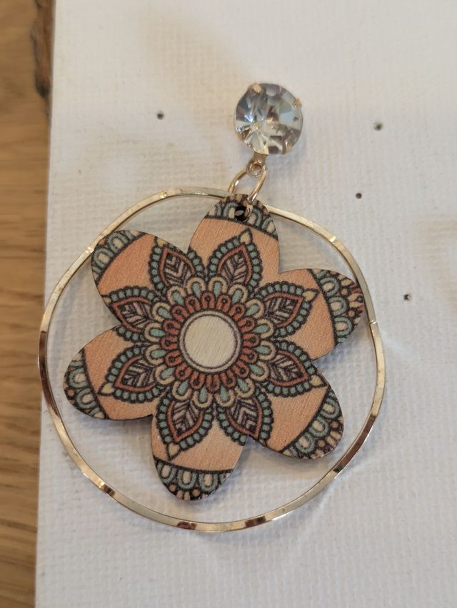 Pendientes madera dorados - florales