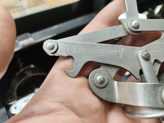 Sacacorchos DEBOUCHOUT antiguo