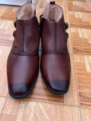Zapatos nuevos.Zapatos de piel originales