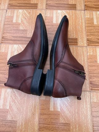 Zapatos nuevos.Zapatos de piel originales
