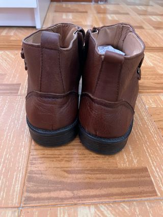 Zapatos nuevos.Zapatos de piel originales