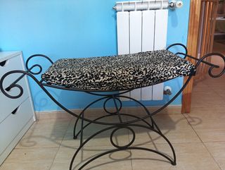 Silla forja negra pie cama