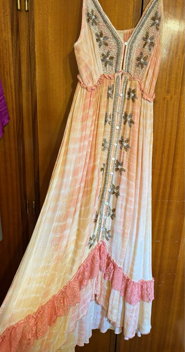 Vestido boho con encaje y detalles en dorado/plata