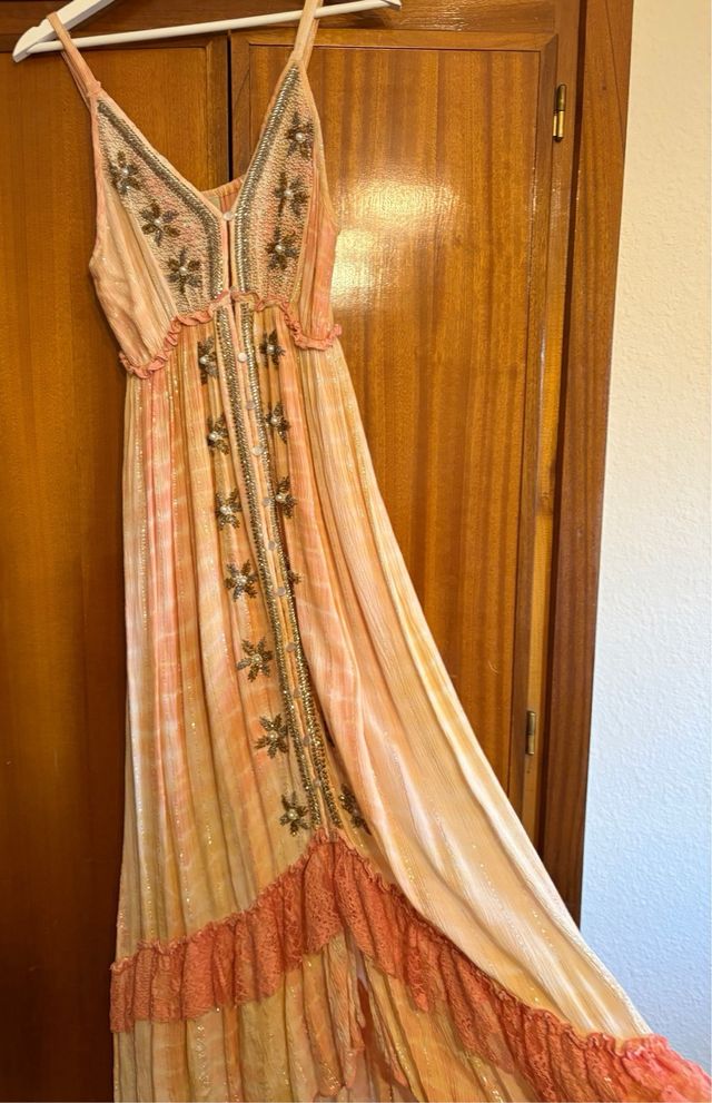 Vestido boho con encaje y detalles en dorado/plata