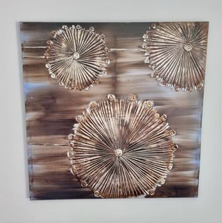 Cuadro decorativo marrón y dorado