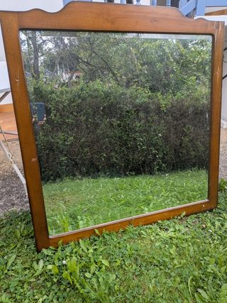 Espejo madera marrón , con cristal biselado.