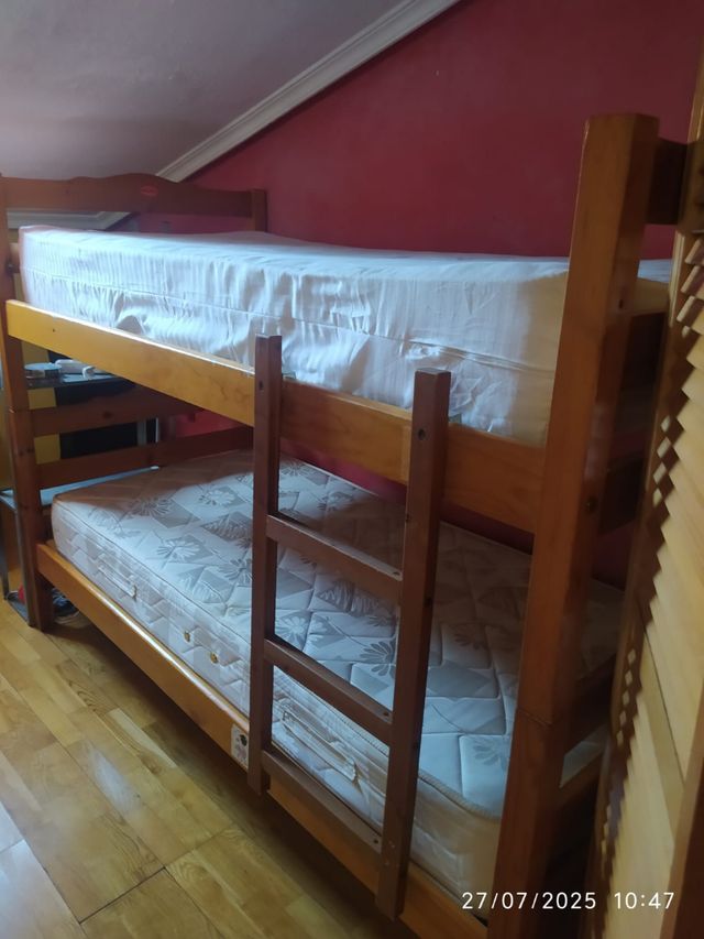 Literas de madera marrón