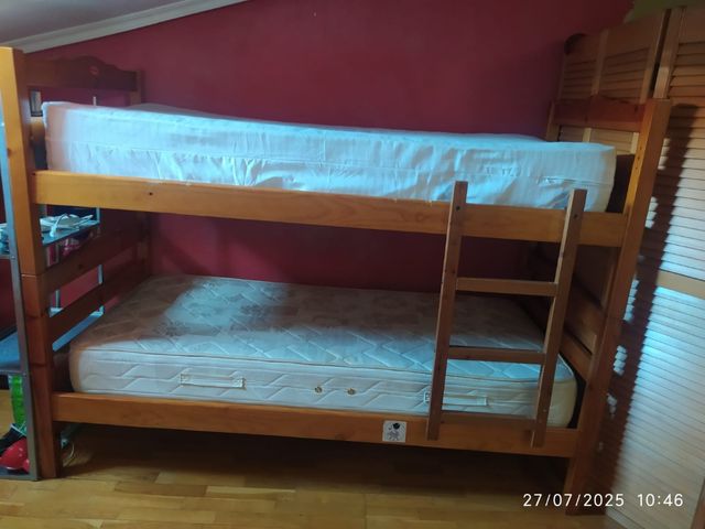 Literas de madera marrón