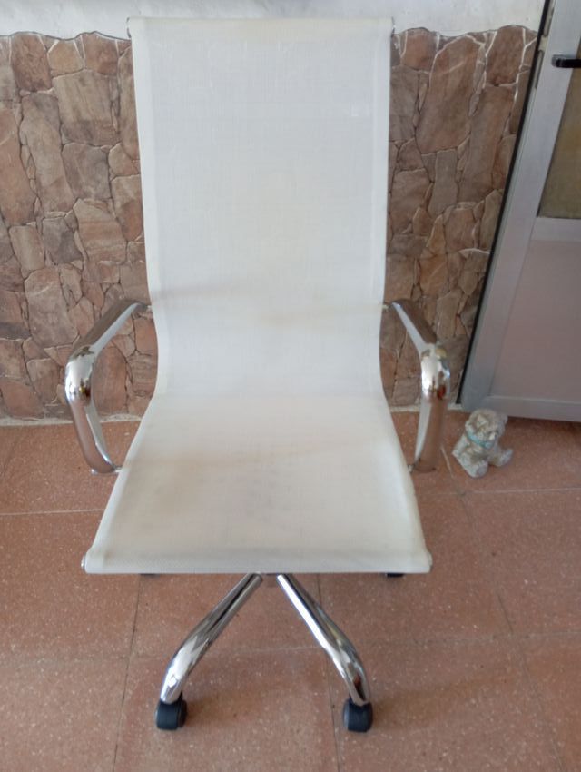 Silla de diseño blanca y plata