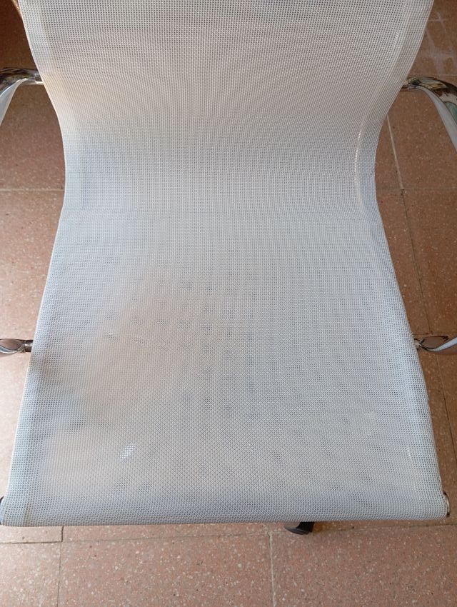 Silla de diseño blanca y plata
