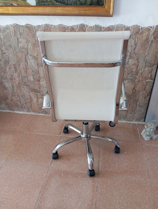 Silla de diseño blanca y plata