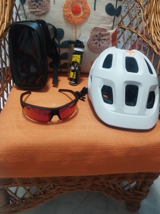 Accesorios bici: casco, gafas, inflador