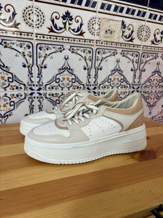 Zapatillas beige y blancas 