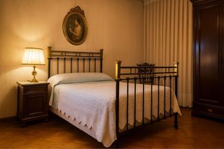 Cama antigua forja negra y dorada