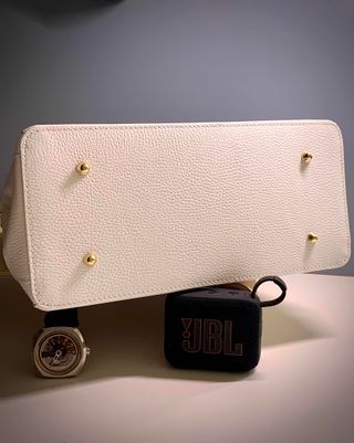 Bolso blanco de piel italiana con cierre dorado
