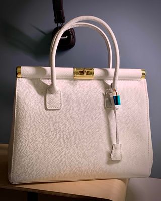 Bolso blanco de piel italiana con cierre dorado