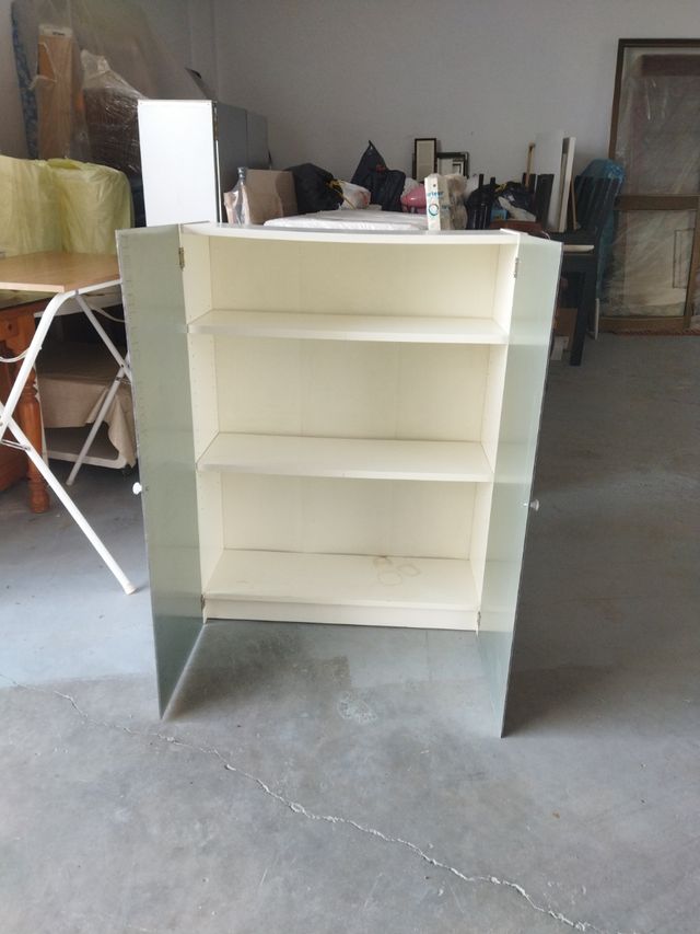 Estantería de madera blanca con puertas