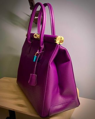 Bolso tote violeta en piel italiana